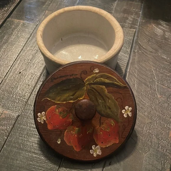 🍓Vintage Handcrafted Strawberry Wooden Lid Pottery Canister - Picture 1 of 9